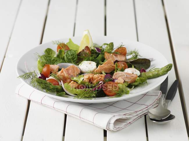Salmon salad with cherry tomatoes — Stock Photo