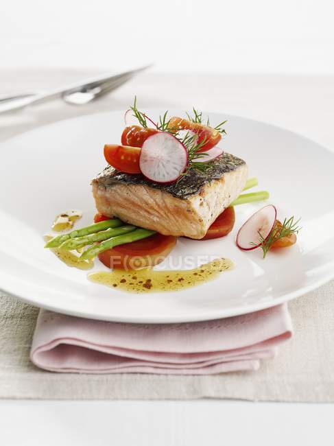 Filete de salmón con ensalada de verduras - foto de stock