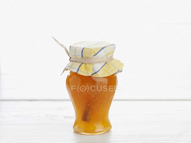 Vaso di marmellata di frutta e cannella — Foto stock