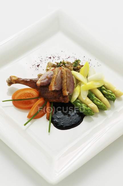 Duck with tomatoes and oyster sauce — Stock Photo