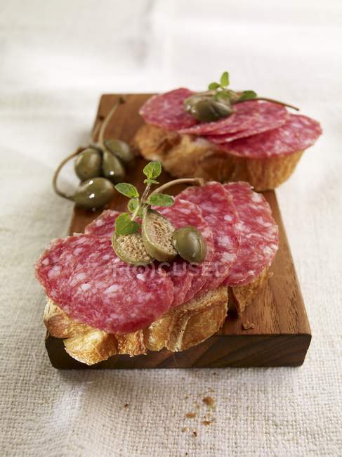Sandwiches abiertos con salami - foto de stock