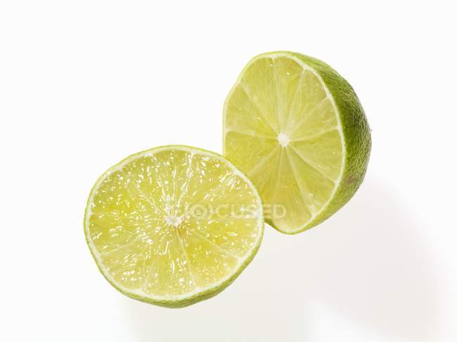Deux moitiés de citron vert — Photo de stock