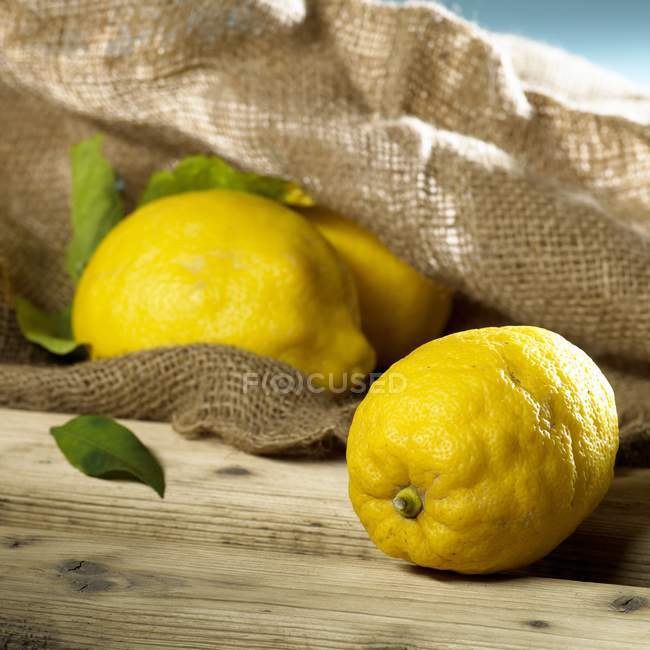 Organic fresh lemons — Stock Photo