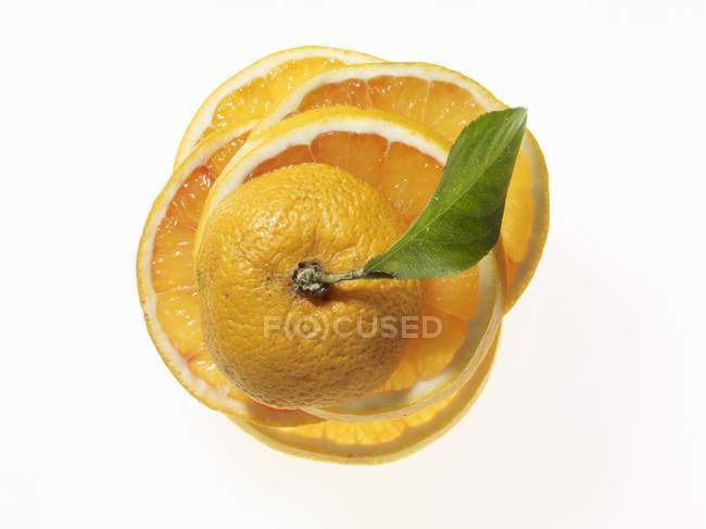 Mezze arancioni con foglia — Foto stock