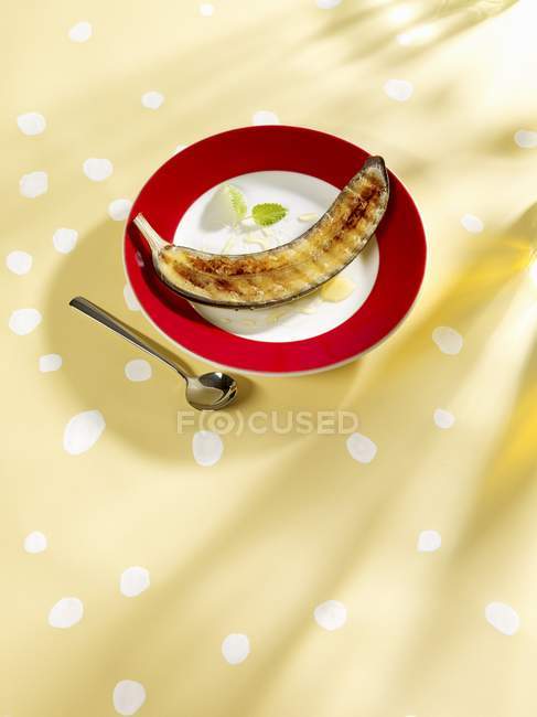 Жареный банан на тарелке — стоковое фото