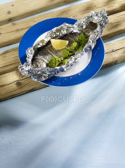 Salmon trout in aluminium foil — Stock Photo