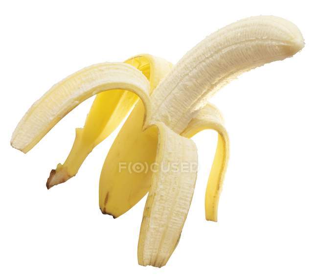 Banane halb geschält — Stockfoto