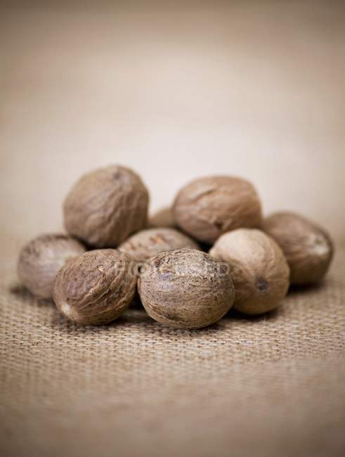 Mucchio di interi Nutmegs — Foto stock