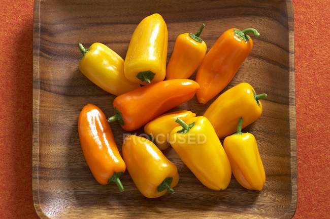 Mini pimientos amarillos y naranjas - foto de stock
