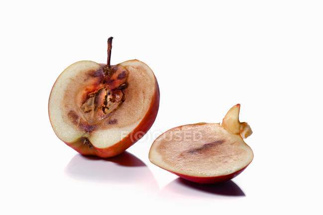 Verschimmelter Apfel, in Scheiben geschnitten — Stockfoto