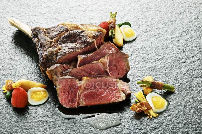 Beef sirloin with potato wedges — Stock Photo
