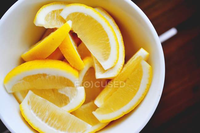 Ciotola di spicchi di limone — Foto stock