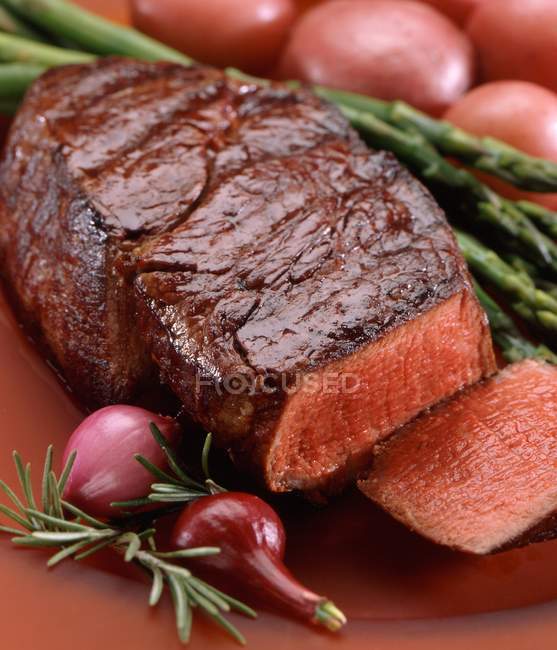 Жареный стейк с красной картошкой — стоковое фото