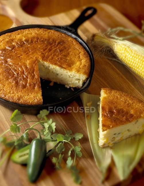 Pane di mais Jalapeno con fetta rimossa — Foto stock