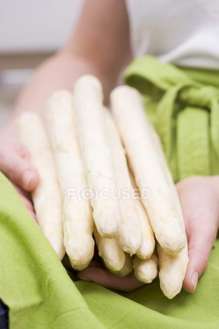 Femme tenant des asperges blanches — Photo de stock