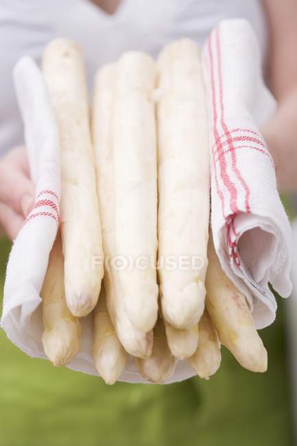 Mulher segurando espargos brancos — Fotografia de Stock