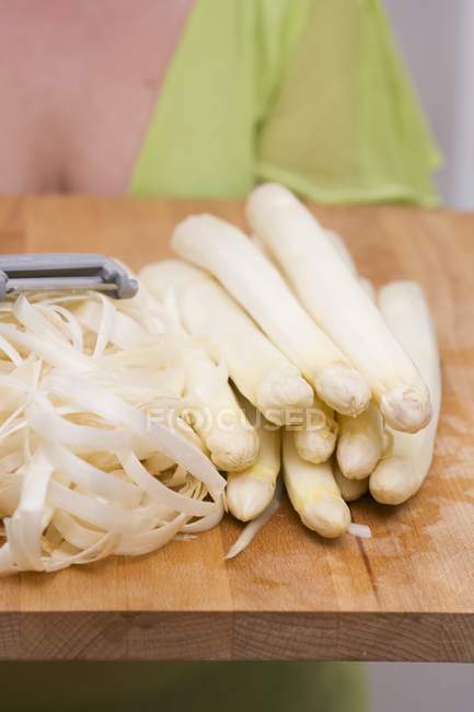 Lances d'asperges blanches pelées — Photo de stock