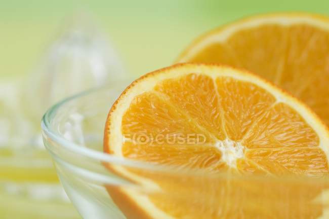 Mezze arancioni in ciotola — Foto stock