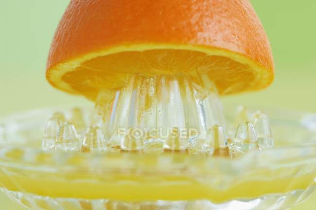 Orangenhälfte auf Saftpresse — Stockfoto