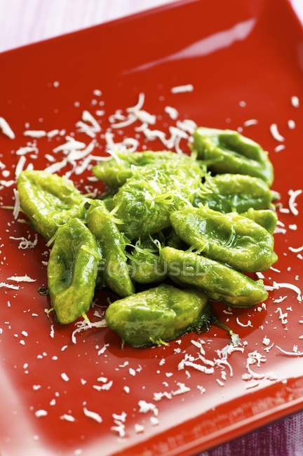 Gnocchi avec pesto dans l'assiette — Photo de stock