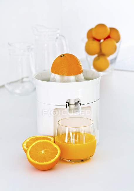 Oranges et orange fraîchement pressée — Photo de stock