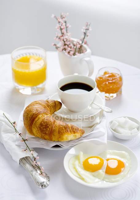 Desayuno con café y huevos fritos - foto de stock
