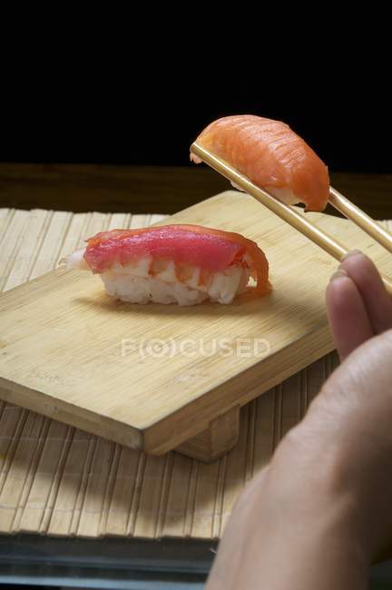 Tenuta per mano nigiri sushi — Foto stock