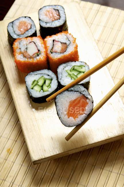 Маки суши с лососем — стоковое фото