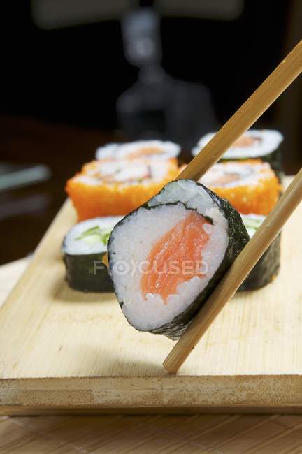 Maki sushi au saumon — Photo de stock