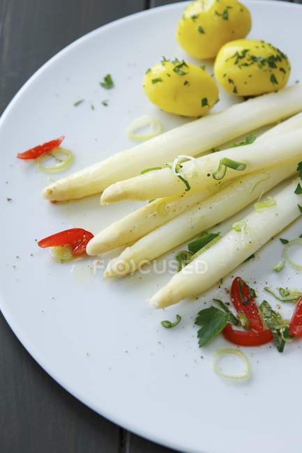 White asparagus with parsley potatoes — Stock Photo