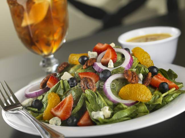 Salada de espinafre com morangos — Fotografia de Stock