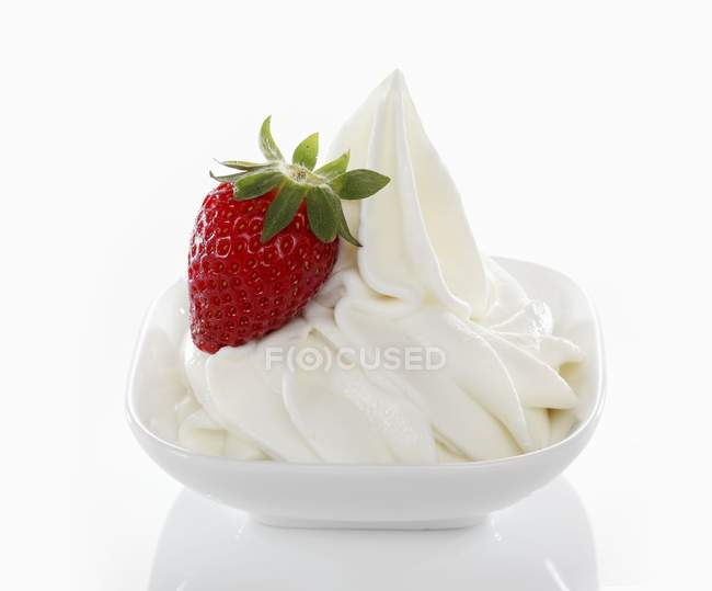 Ice cream with fresh strawberry — Stock Photo
