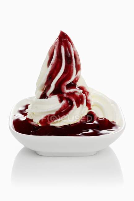 Ice cream with fruit sauce — Stock Photo