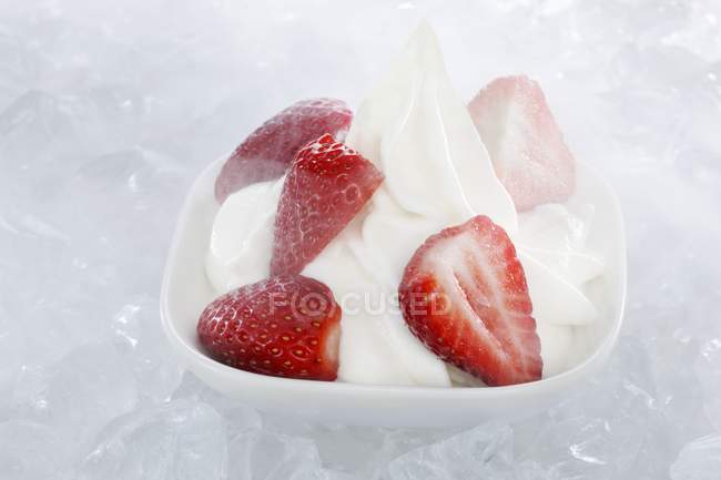 Helado de yogur con fresas - foto de stock
