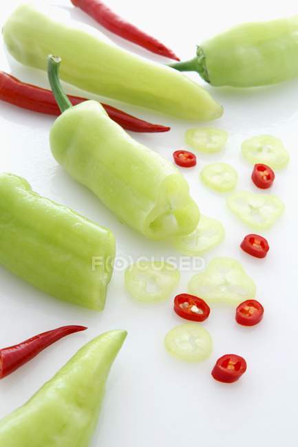 Spitzpaprika und rote Chilischoten — Stockfoto