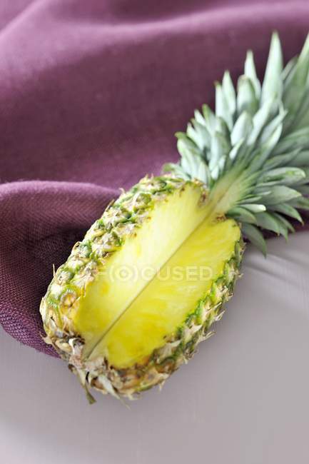 Geschnittene Ananas auf Textil — Stockfoto