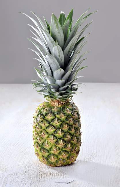 Ripe whole pineapple — Stock Photo