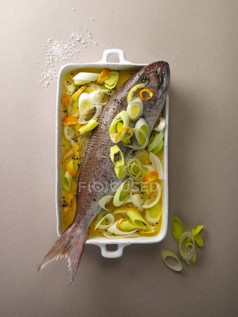 Red snapper with orange and leek medley — Stock Photo