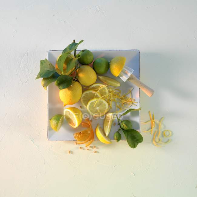 Lemons and limes with leaves — Stock Photo