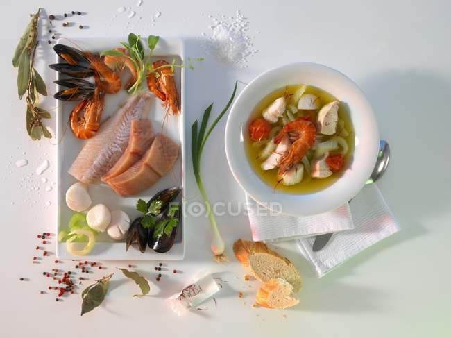 Vista superior de Bouillabaisse con diferentes ingredientes - foto de stock