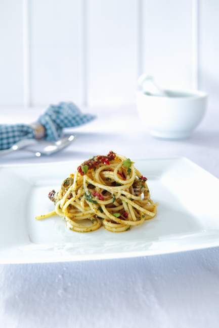 Spaghetti with dried tomatoes — Stock Photo