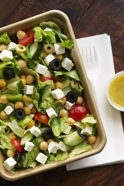 Griechischer Salat zum Mitnehmen — Stockfoto