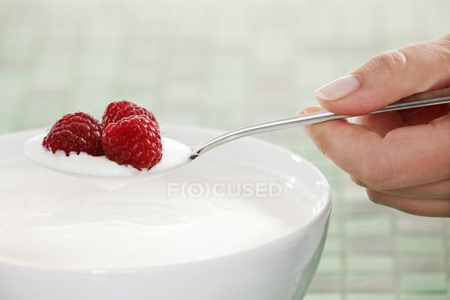 Cucchiaio mano con yogurt — Foto stock