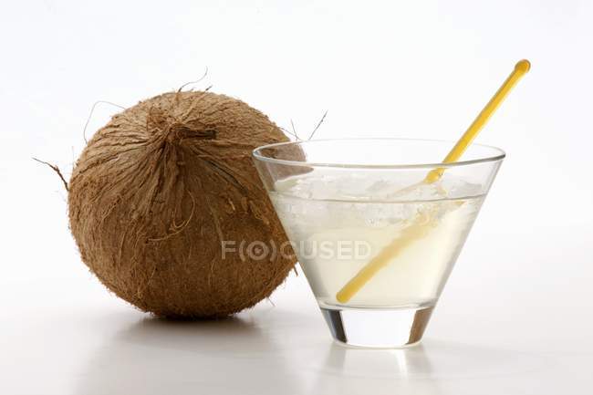 Verre d'eau de coco — Photo de stock