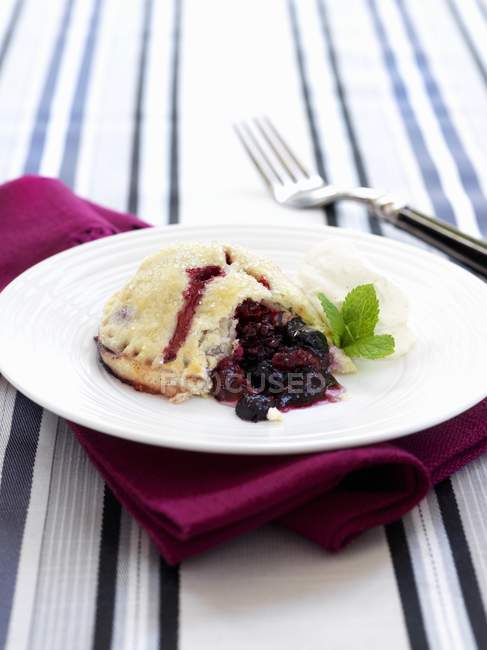 Closeup view of sweet pastry with berry filling — Stock Photo