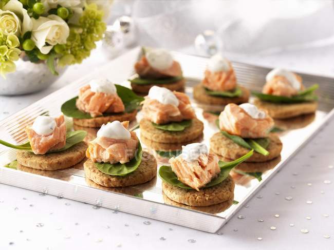 Salmon canapes with spinach and cheese — Stock Photo
