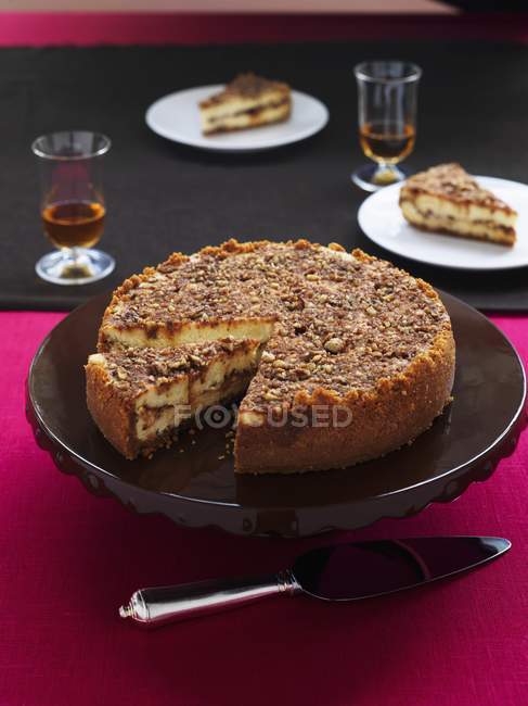 Praline cheese cake on cake platter — Stock Photo