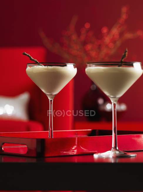 Два коктейля со сливками в бокалах для мартини — стоковое фото