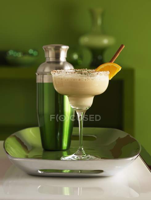 Martini congelé dans un verre avec du sucre — Photo de stock