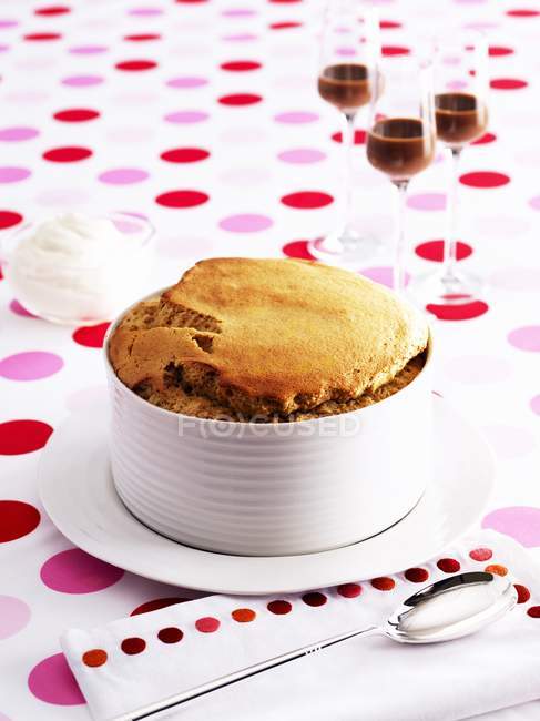 Ginger souffle in ramekin and on table — Stock Photo